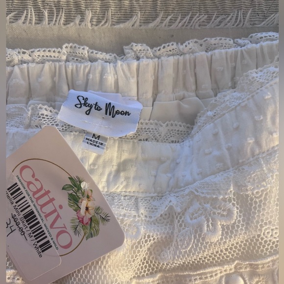 Elegant White Lace Skirt - Picture 3 of 3